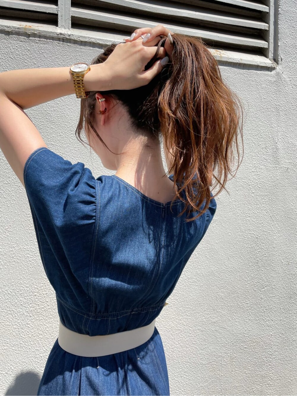 ブルー系のワンピース、ホワイト系のその他シューズ、ホワイト系のベルトを着用したレディースの夏コーディネートの6枚目の写真