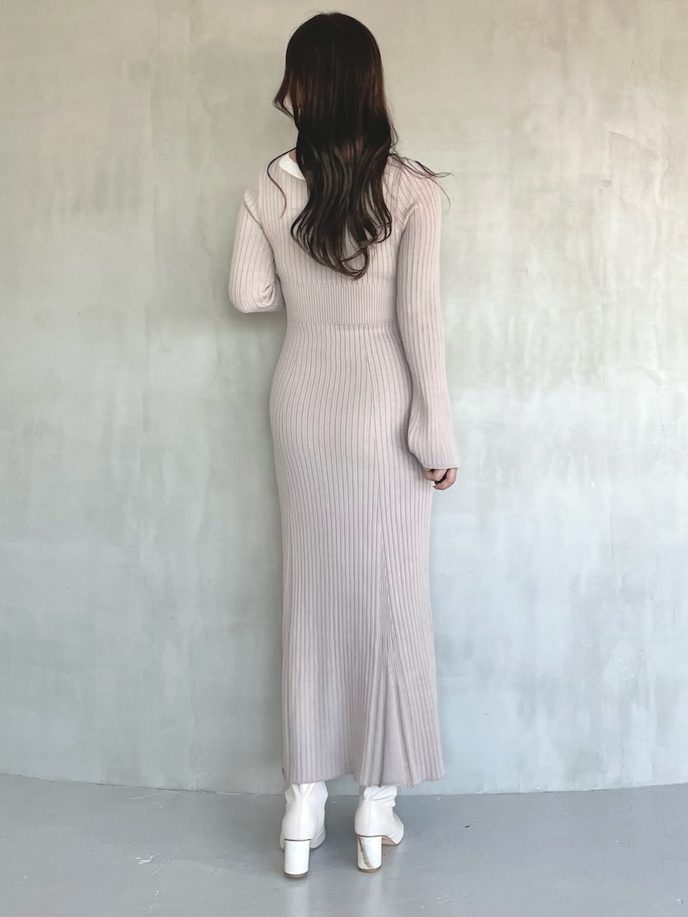 ベージュ系のトレンチコート、ピンク系のワンピース、ホワイト系のブーツを着用したレディースの冬コーディネートの7枚目の写真