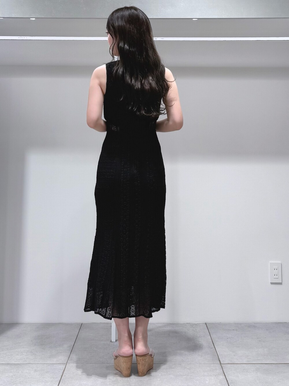 ブラック系のワンピース、その他のサンダルを着用したレディースの夏コーディネートの4枚目の写真