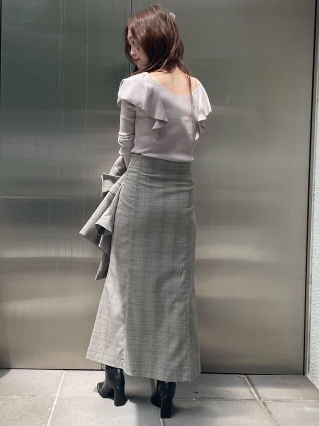 ベージュ系のハンドバッグ、その他のテーラードジャケット、ベージュ系のニット/セーターを着用したレディースの秋コーディネートの6枚目の写真