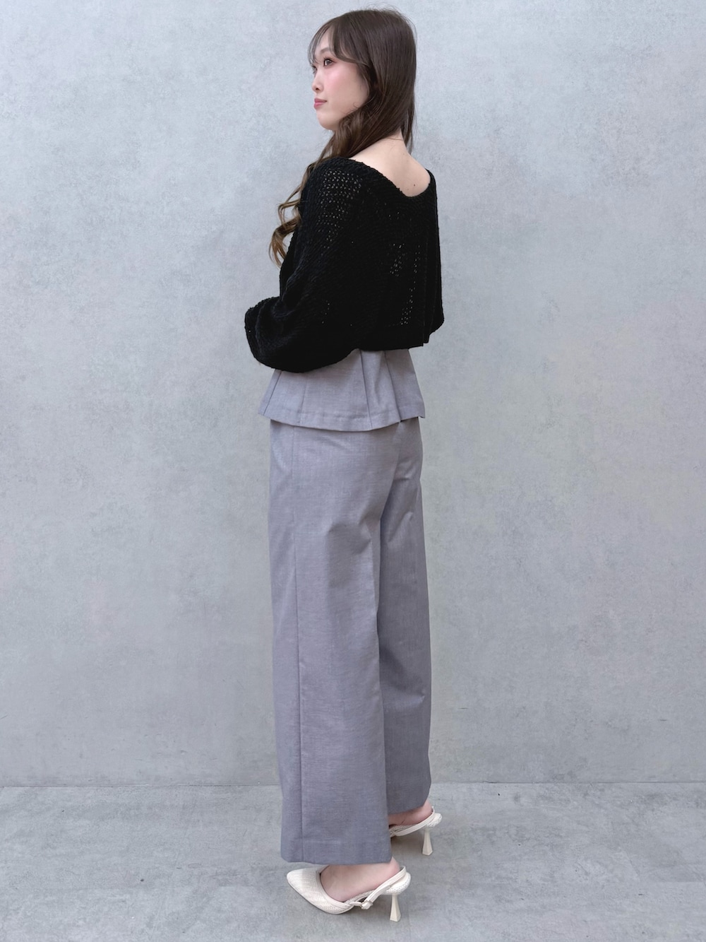 ブラック系のカーディガン/ボレロ、グレー系のつなぎ/オールインワン、ホワイト系のパンプスを着用したレディースの春コーディネートの3枚目の写真