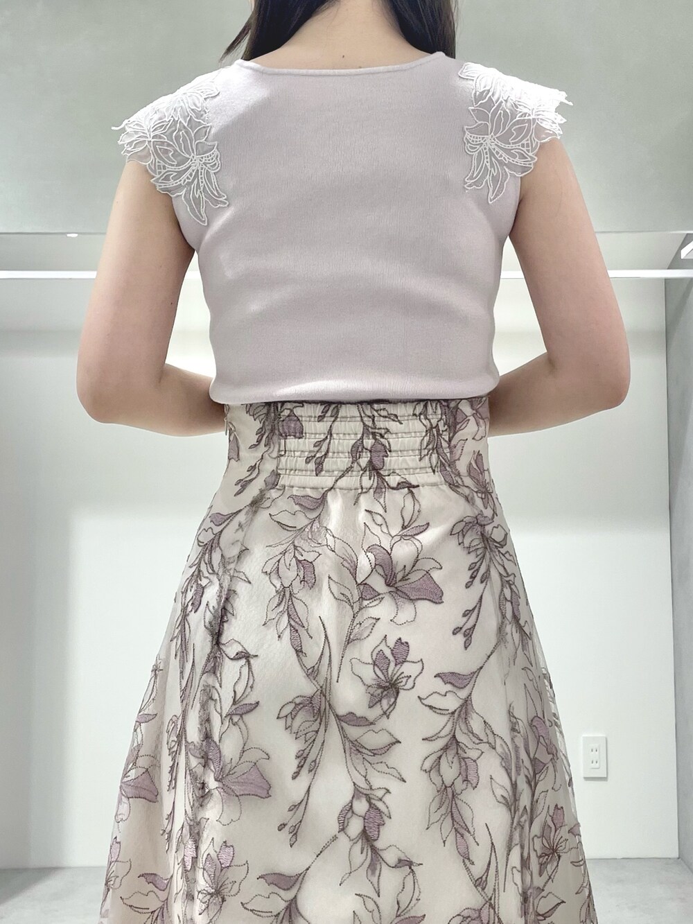 ブラウン系のトートバッグ、ピンク系のスカート、その他のサンダルを着用したレディースの夏コーディネートの6枚目の写真