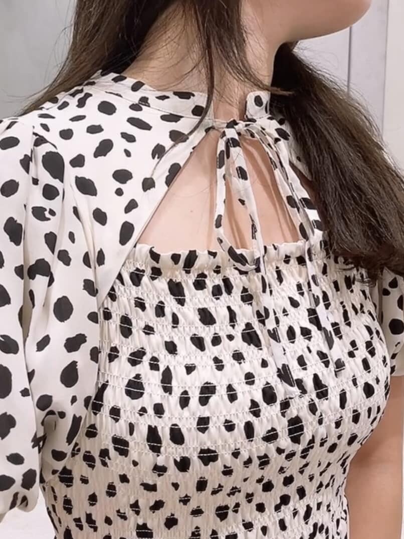 ホワイト系のワンピース、ブラック系のサンダルを着用したレディースの夏コーディネートの3枚目の写真