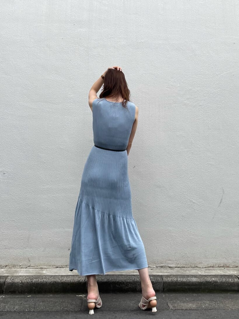 ホワイト系のクラッチバッグ、ブルー系のワンピース、ベージュ系のサンダルを着用したレディースの夏コーディネートの4枚目の写真