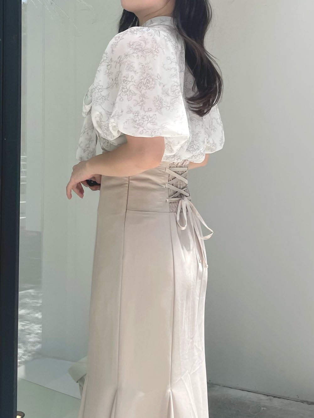 ベージュ系のシャツ/ブラウス、ベージュ系のスカート、ブラウン系のサンダルを着用したレディースの夏コーディネートの5枚目の写真