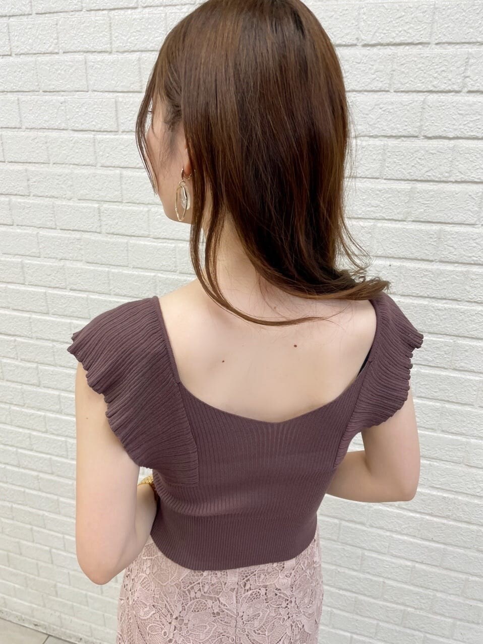 ベージュ系のスカート、ベージュ系のサンダル、ブラウン系のニット/セーターを着用したレディースの夏コーディネートの4枚目の写真