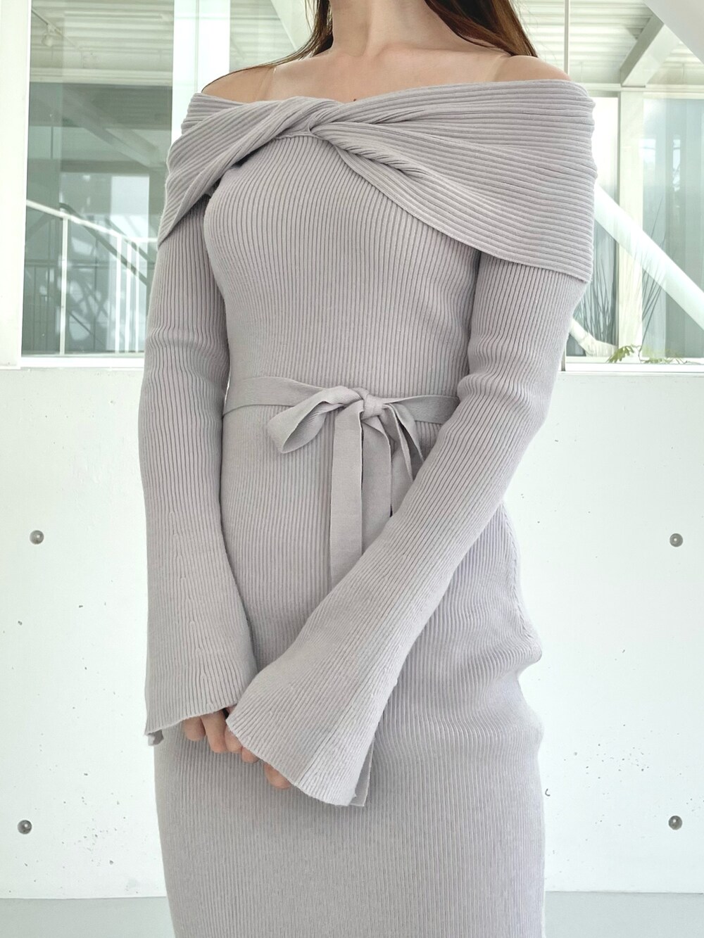 ブラウン系のブーツ、グレー系のその他アウター、ベージュ系のワンピースを着用したレディースの冬コーディネートの9枚目の写真