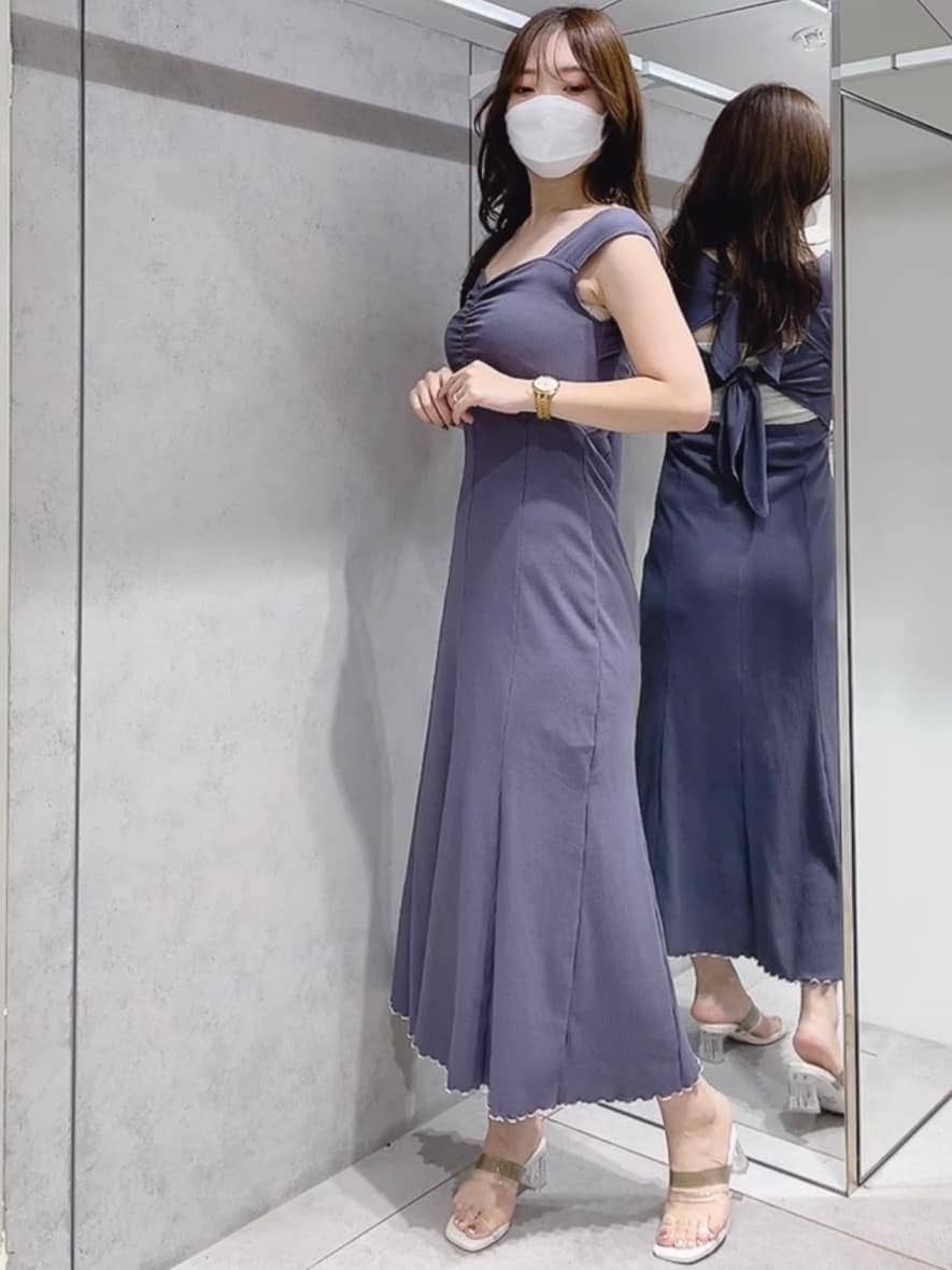 ホワイト系のチューブトップ、グリーン系のサンダル、ブルー系のワンピースを着用したレディースの夏コーディネートの2枚目の写真