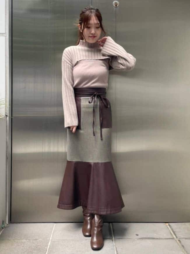 ブラウン系のブーツ、その他のスカート、ベージュ系のニット/セーターを着用したレディースの秋コーディネートの3枚目の写真