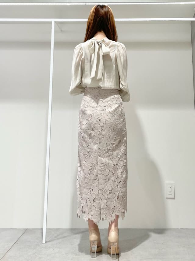 ベージュ系のパンプス、ベージュ系のシャツ/ブラウス、ピンク系のスカートを着用したレディースの春コーディネートの3枚目の写真