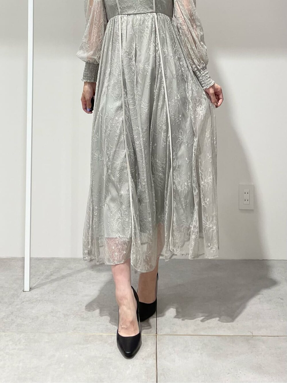 ブラック系のパンプス、グリーン系のドレス、グリーン系のドレスを着用したレディースの秋コーディネートの8枚目の写真