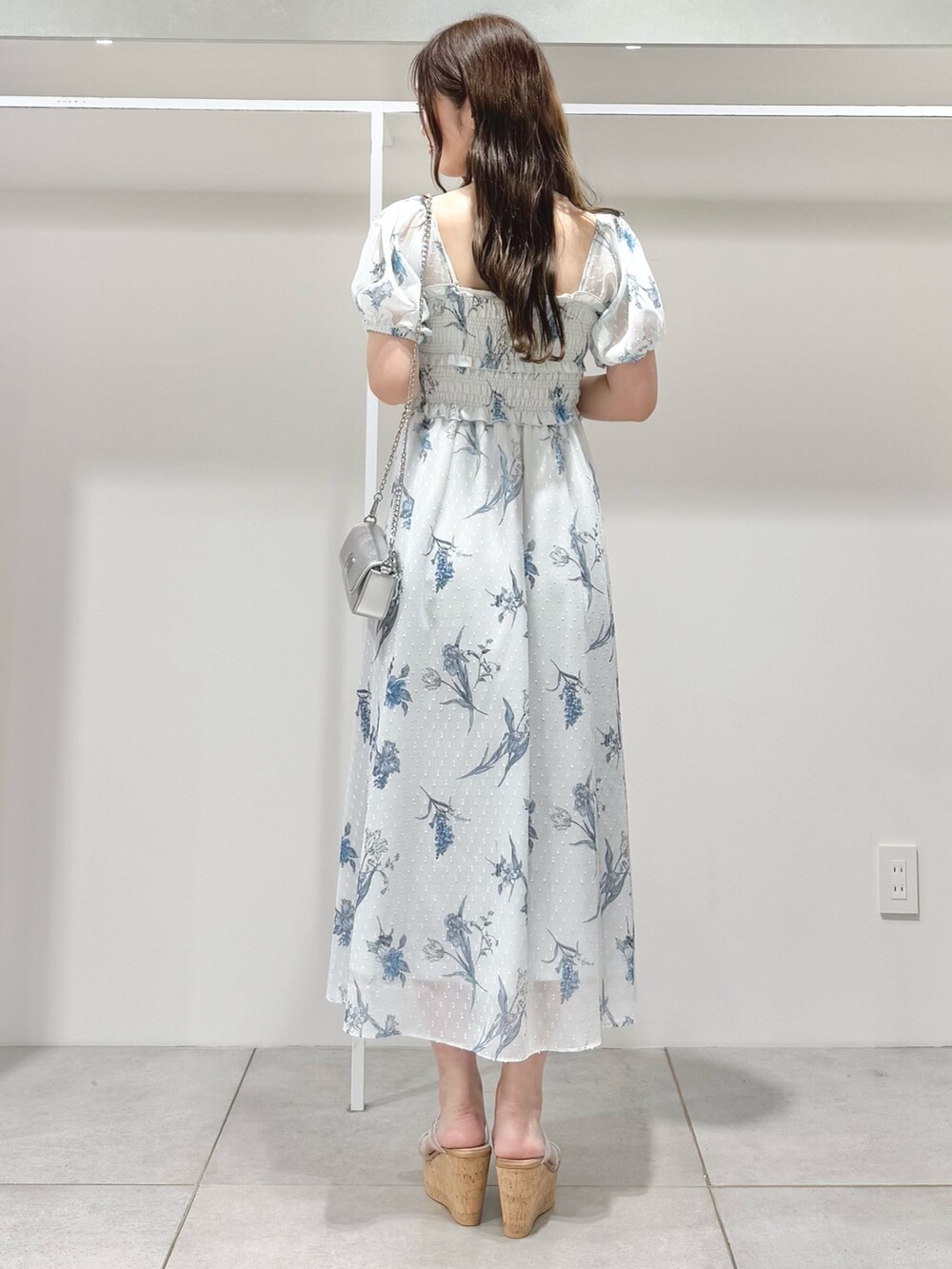 グレー系のワンピース、その他のサンダルを着用したレディースの春コーディネートの4枚目の写真