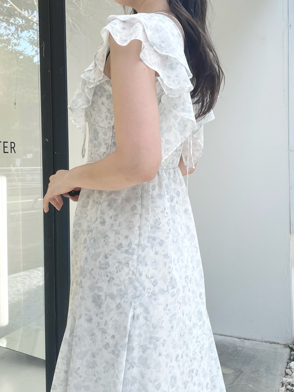 グレー系のワンピース、ホワイト系のブーツを着用したレディースの夏コーディネートの5枚目の写真