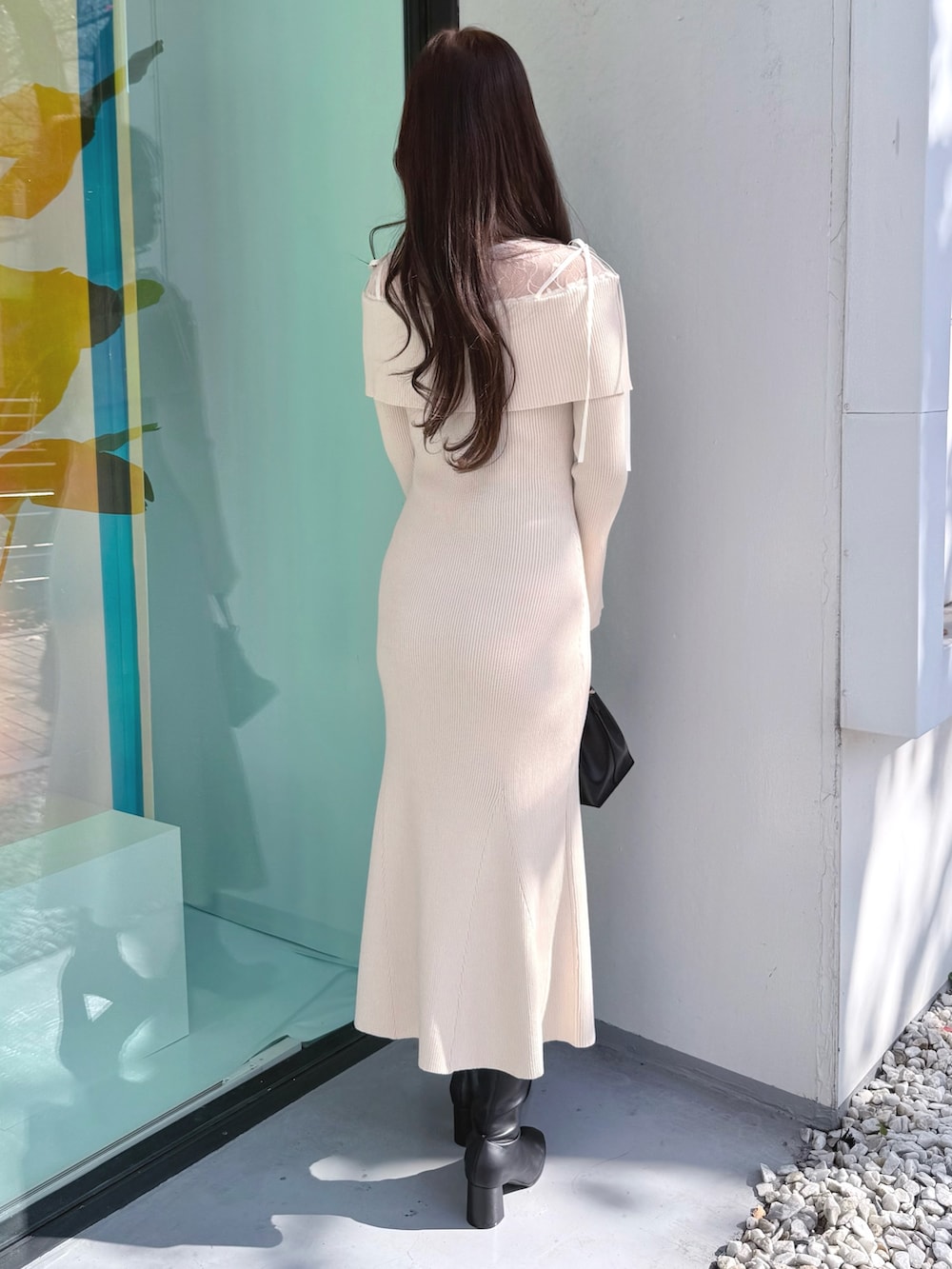 ホワイト系のワンピース、ブラック系のショルダーバッグ、ブラック系のブーツを着用したレディースの秋コーディネートの4枚目の写真