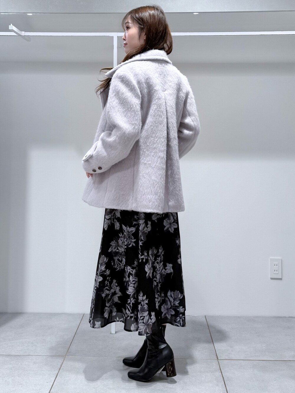 グレー系のその他アウター、ブラック系のワンピース、ブラック系のブーツを着用したレディースの冬コーディネートの4枚目の写真