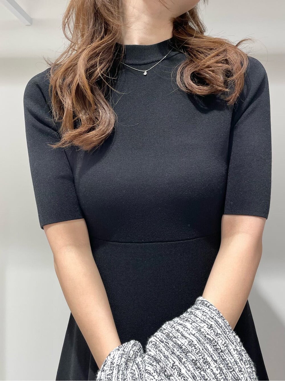 ブラック系のワンピース、ブラック系のカーディガン/ボレロを着用したレディースの春コーディネートの8枚目の写真