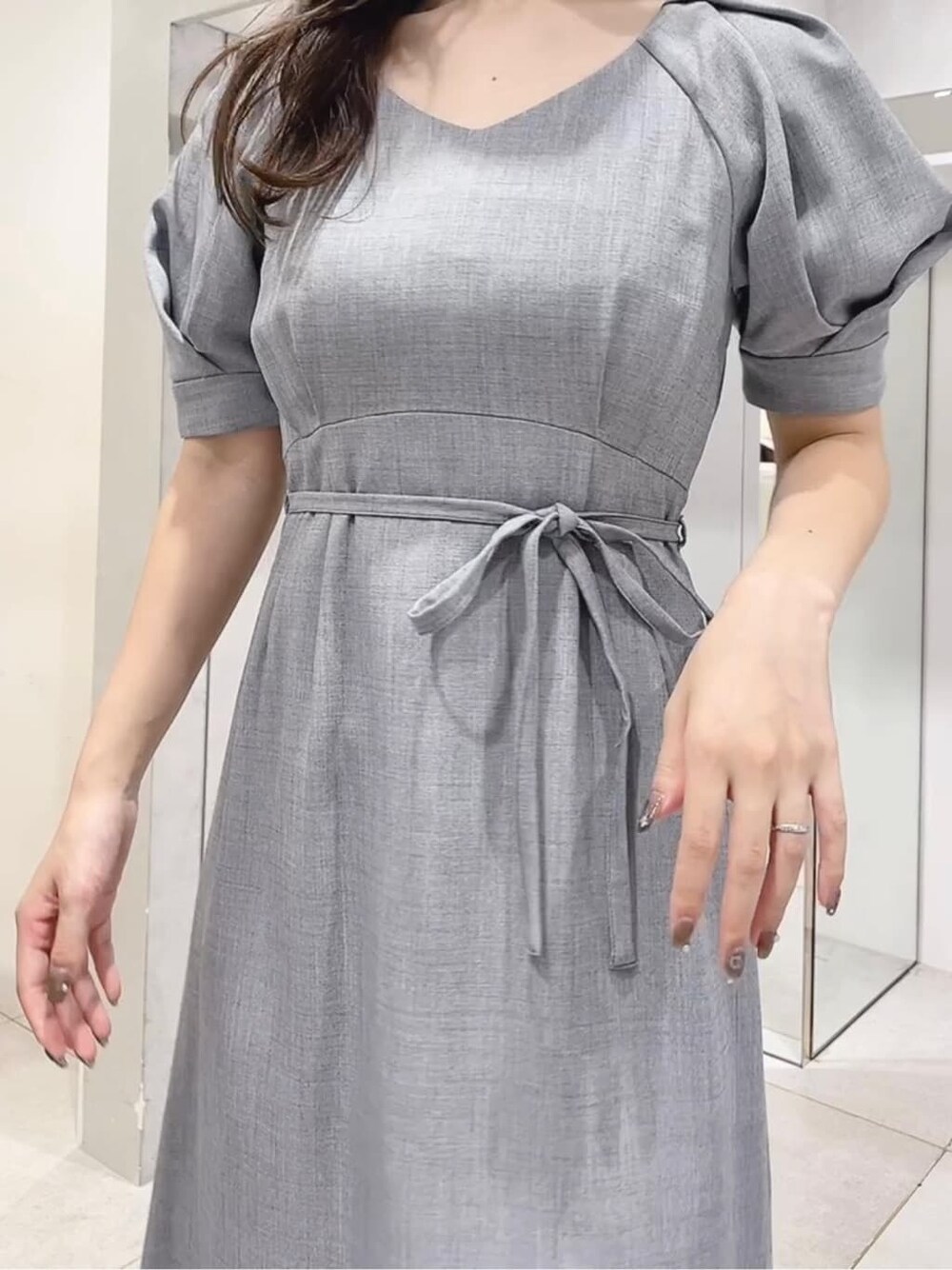 グリーン系のサンダル、ブルー系のワンピースを着用したレディースの夏コーディネートの4枚目の写真