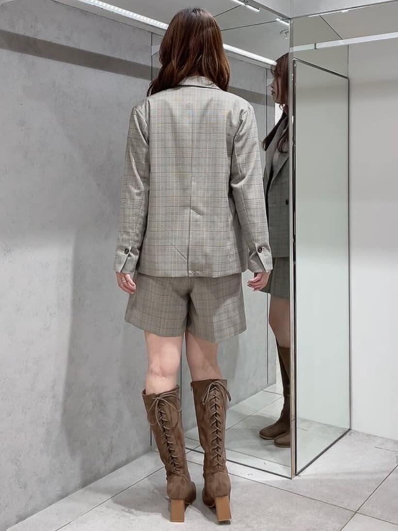 その他のテーラードジャケット、その他のテーラードジャケット、その他のその他パンツを着用したレディースの秋コーディネートの3枚目の写真