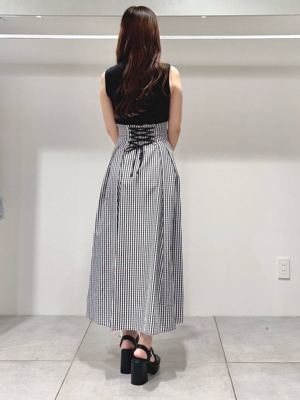 その他のスカート、ブラック系のサンダル、シルバー系のハンドバッグを着用したレディースの春コーディネートの3枚目の写真