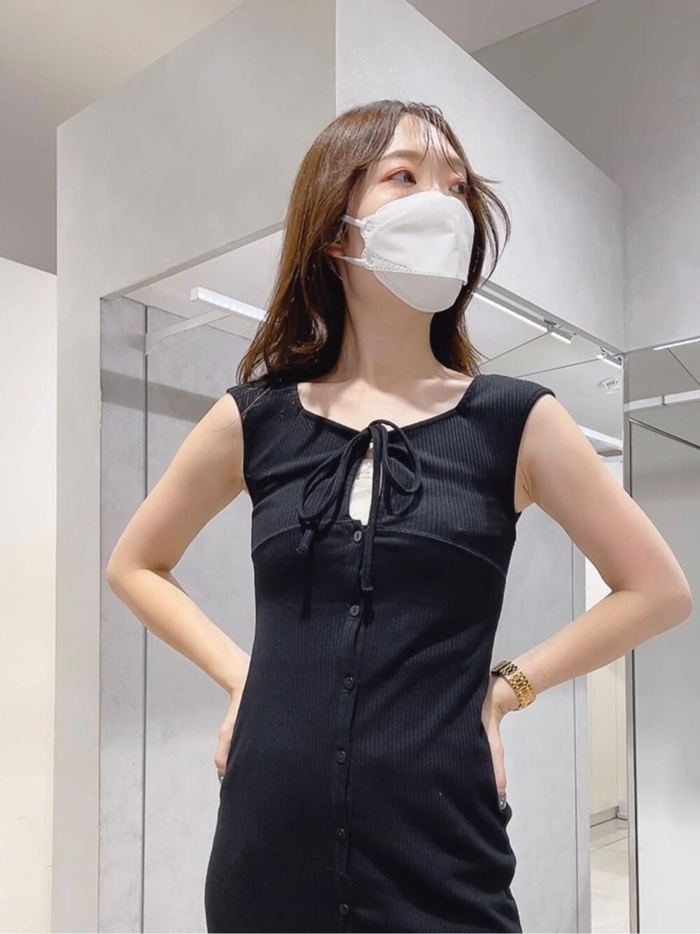 ブラック系のワンピース、ホワイト系のスカートを着用したレディースの夏コーディネートの4枚目の写真