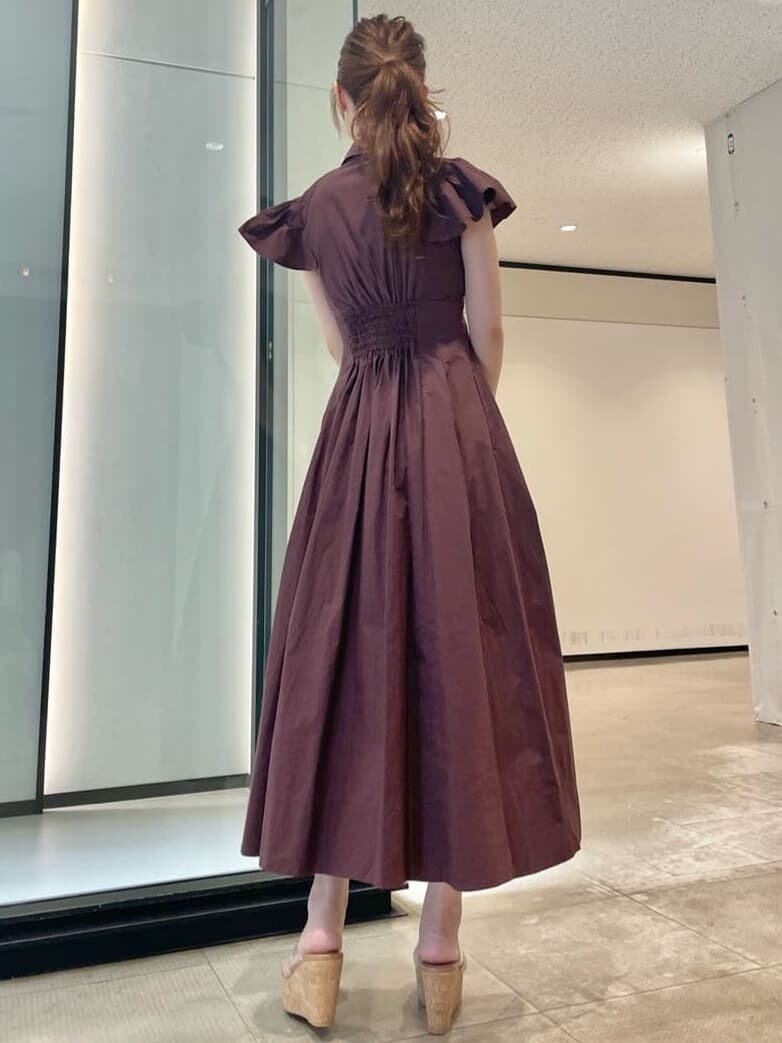 その他のサンダル、ブラック系のショルダーバッグ、ブラウン系のワンピースを着用したレディースの夏コーディネートの3枚目の写真