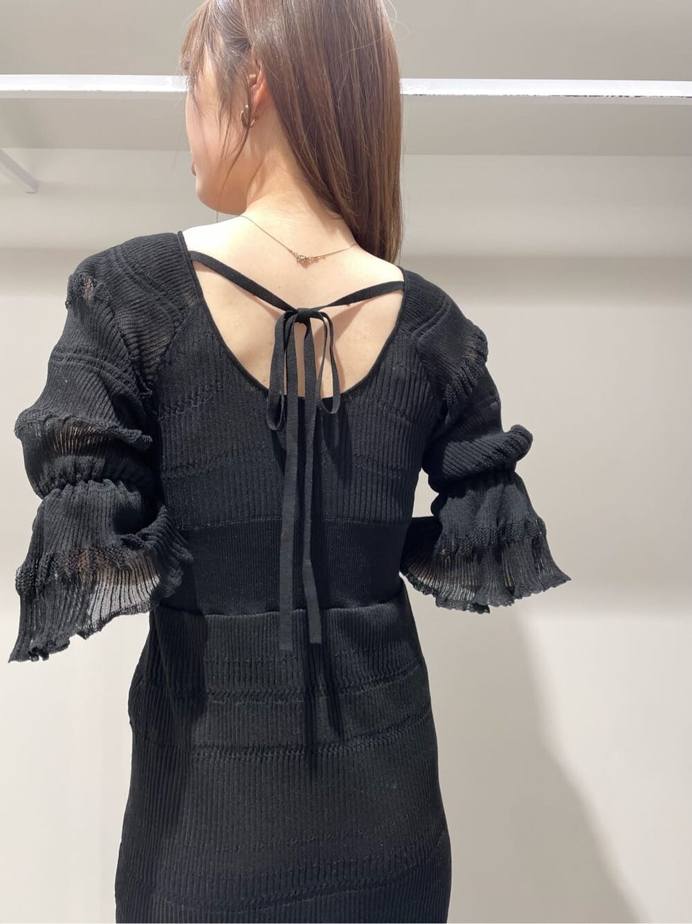 ブラック系のその他シューズ、ブラック系のワンピースを着用したレディースの春コーディネートの6枚目の写真