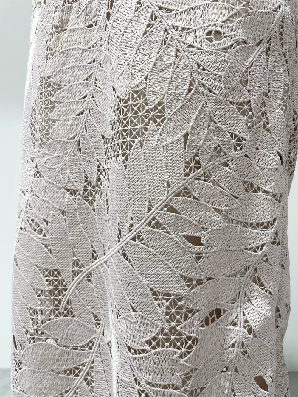 ベージュ系のパンプス、ベージュ系のシャツ/ブラウス、ピンク系のスカートを着用したレディースの春コーディネートの8枚目の写真