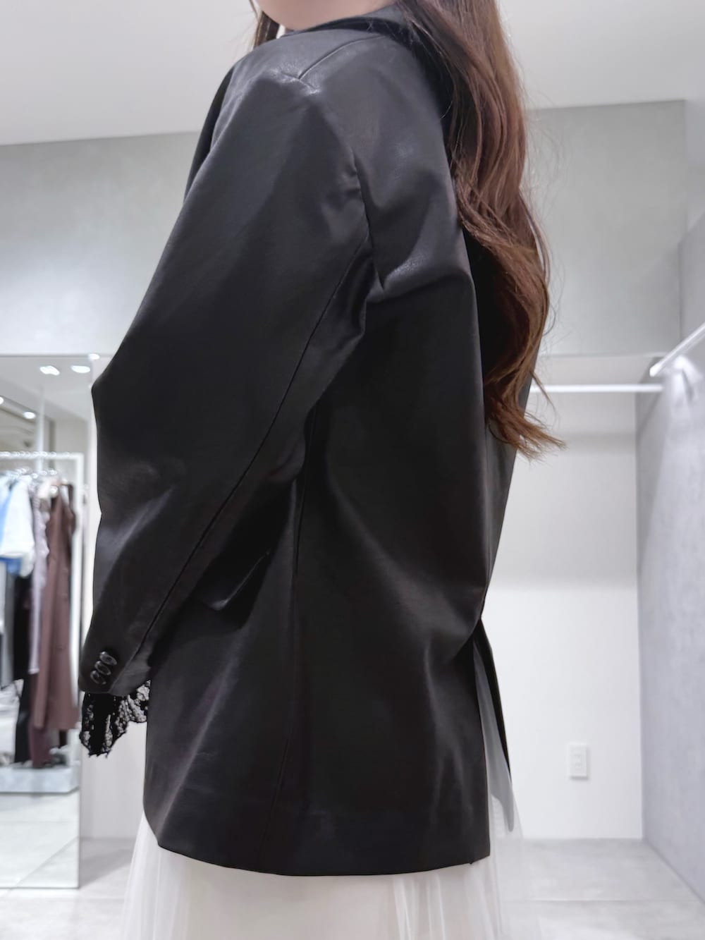 ブラック系のテーラードジャケット、ブラック系のTシャツ/カットソー、ブラック系のブーツを着用したレディースの秋コーディネートの6枚目の写真