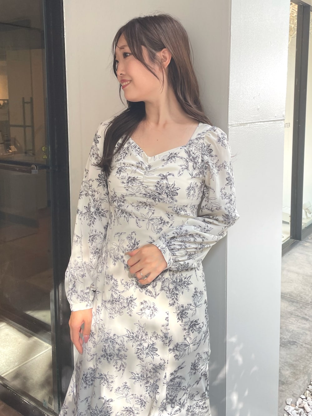 ホワイト系のワンピース、ブラック系のブーツを着用したレディースの秋コーディネートの4枚目の写真