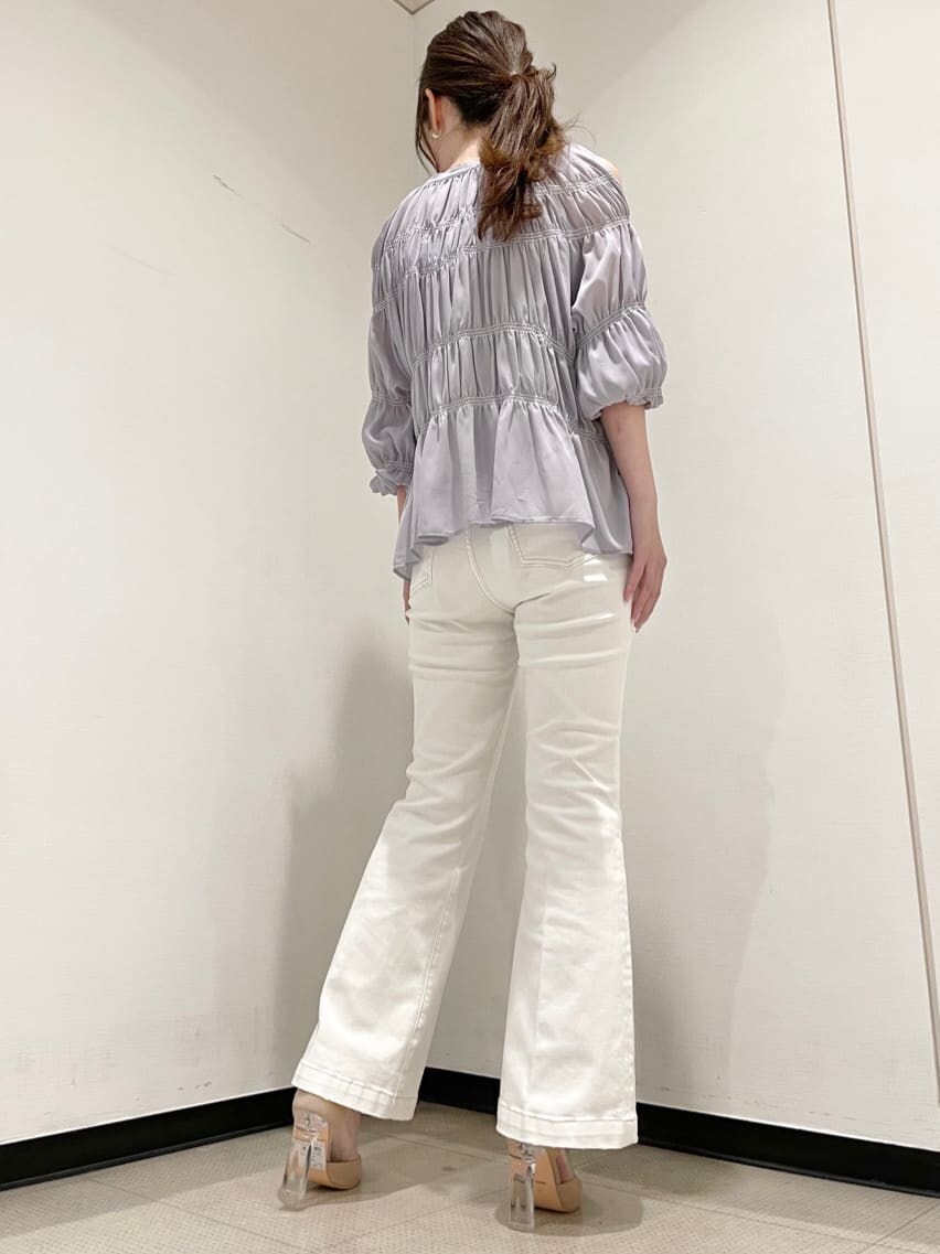 ベージュ系のパンプス、パープル系のシャツ/ブラウス、ホワイト系のその他パンツを着用したレディースの冬コーディネートの7枚目の写真