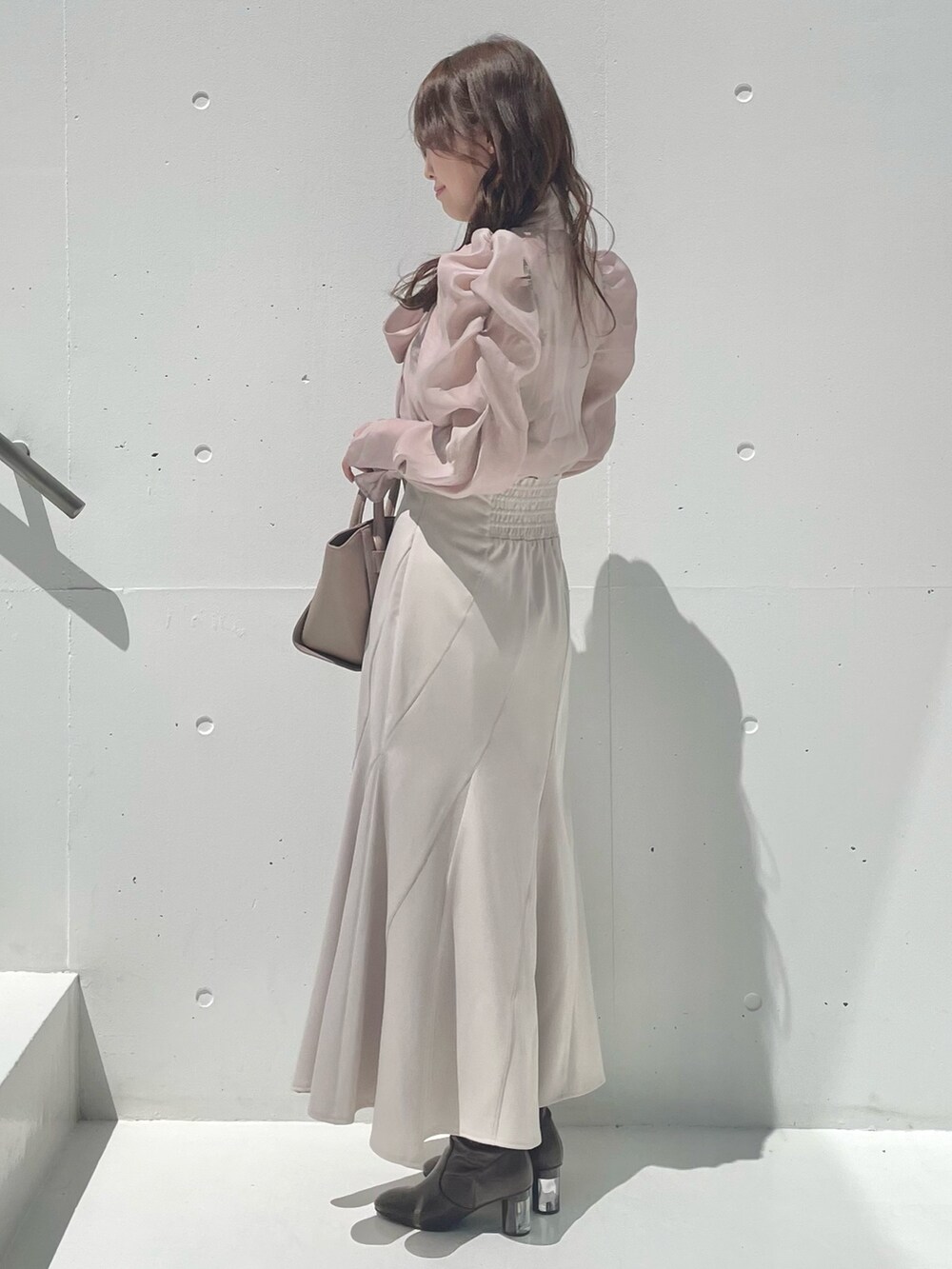 グレー系のテーラードジャケット、ベージュ系のシャツ/ブラウス、ベージュ系のスカートを着用したレディースの秋コーディネートの6枚目の写真