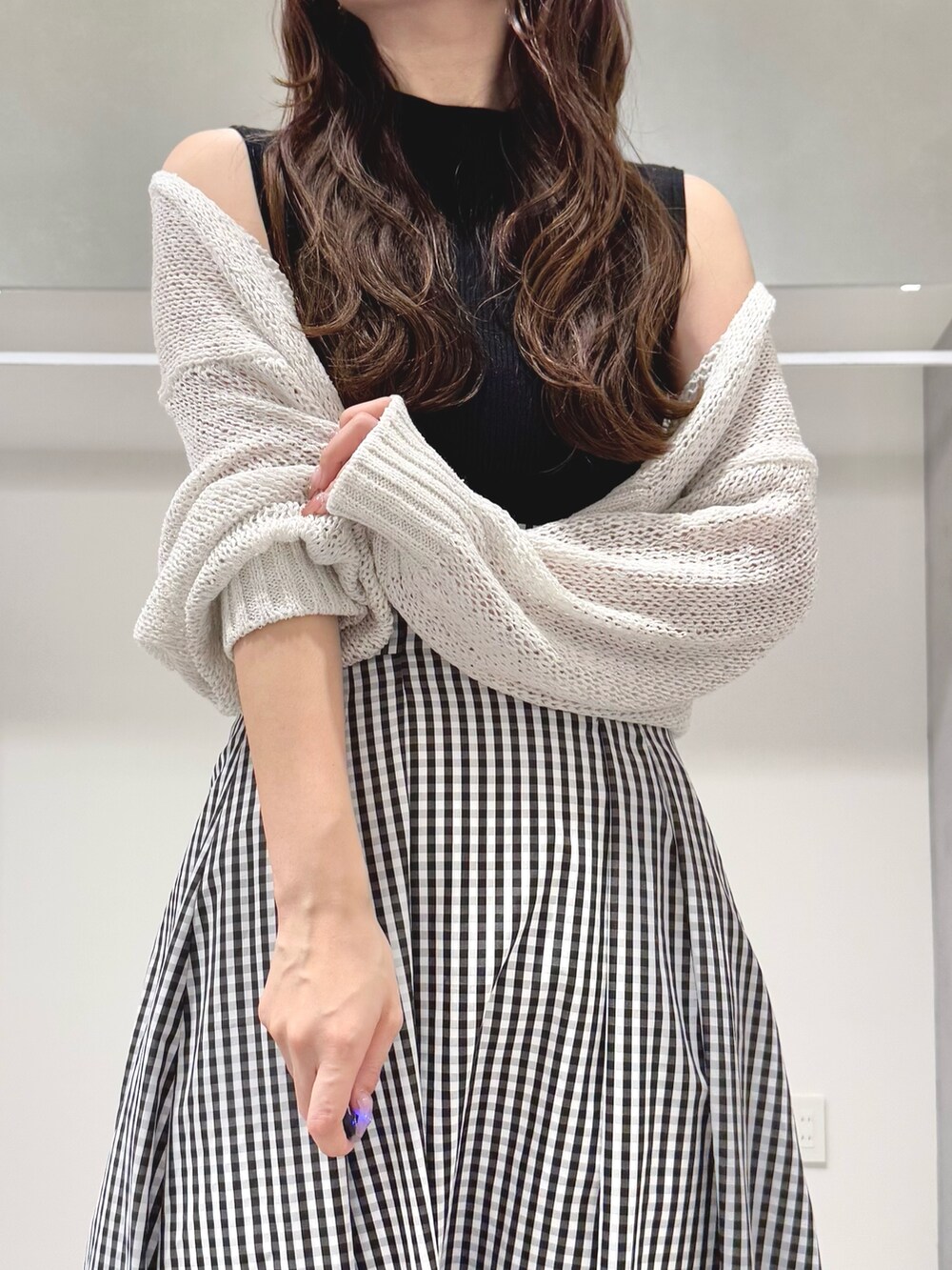 ブラック系のサンダル、その他のスカート、ブラック系のニット/セーターを着用したレディースの春コーディネートの6枚目の写真