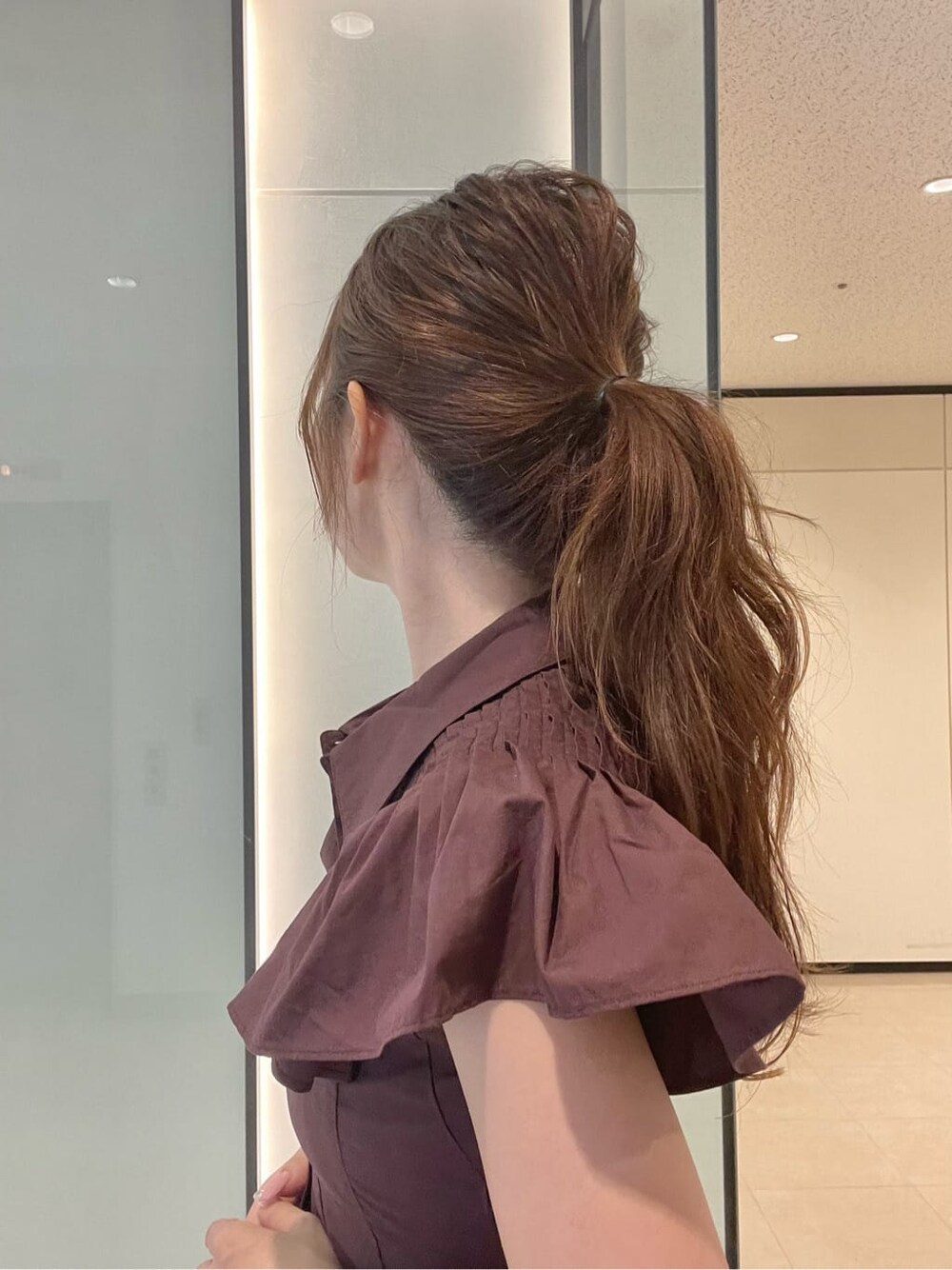 その他のサンダル、ブラック系のショルダーバッグ、ブラウン系のワンピースを着用したレディースの夏コーディネートの7枚目の写真