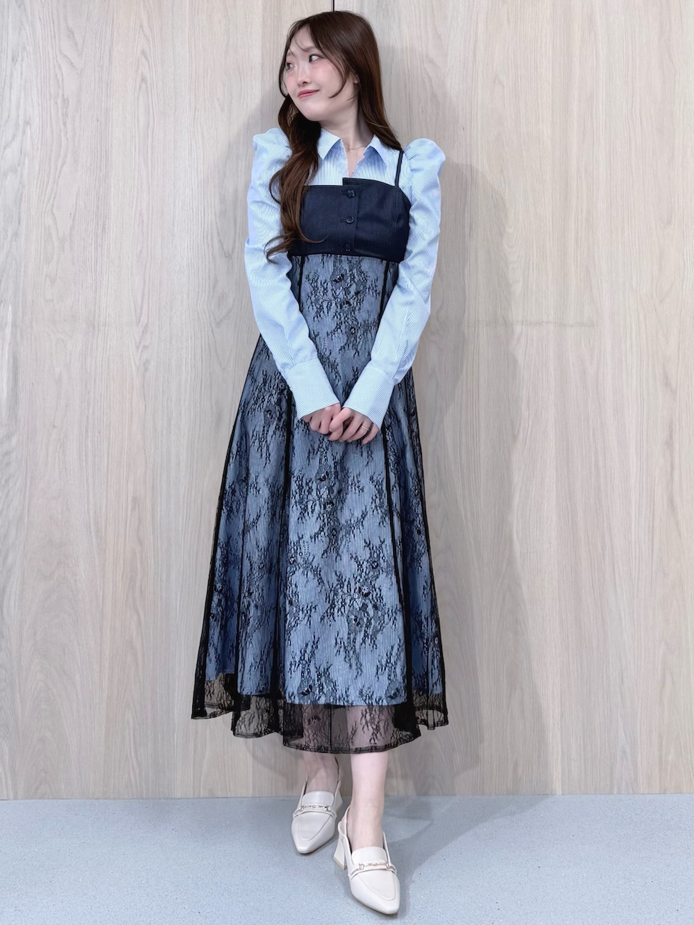 ブルー系のワンピース、ホワイト系のパンプスを着用したレディースの冬コーディネートの2枚目の写真