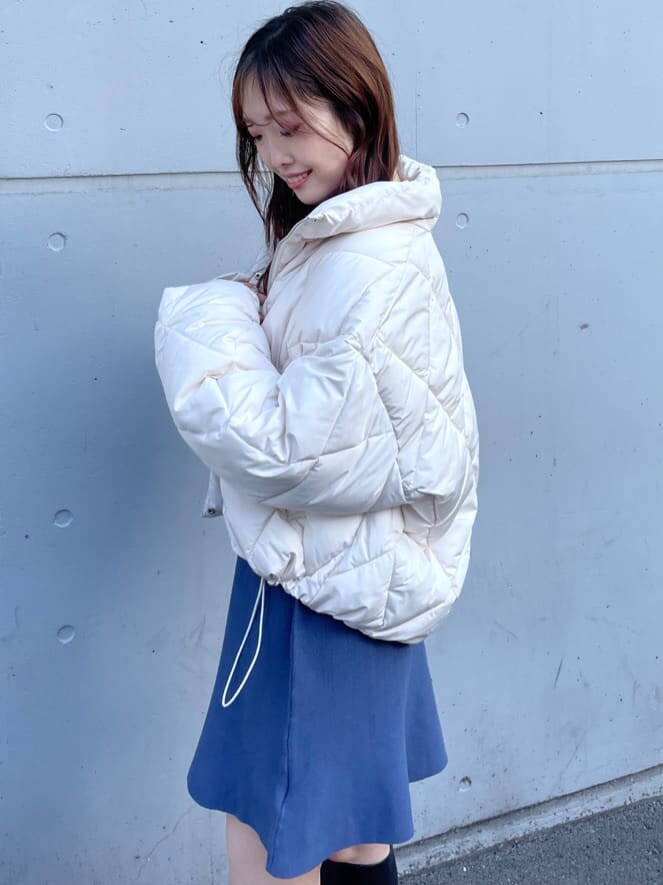 ホワイト系のブルゾンを着用したレディースの冬コーディネートの2枚目の写真