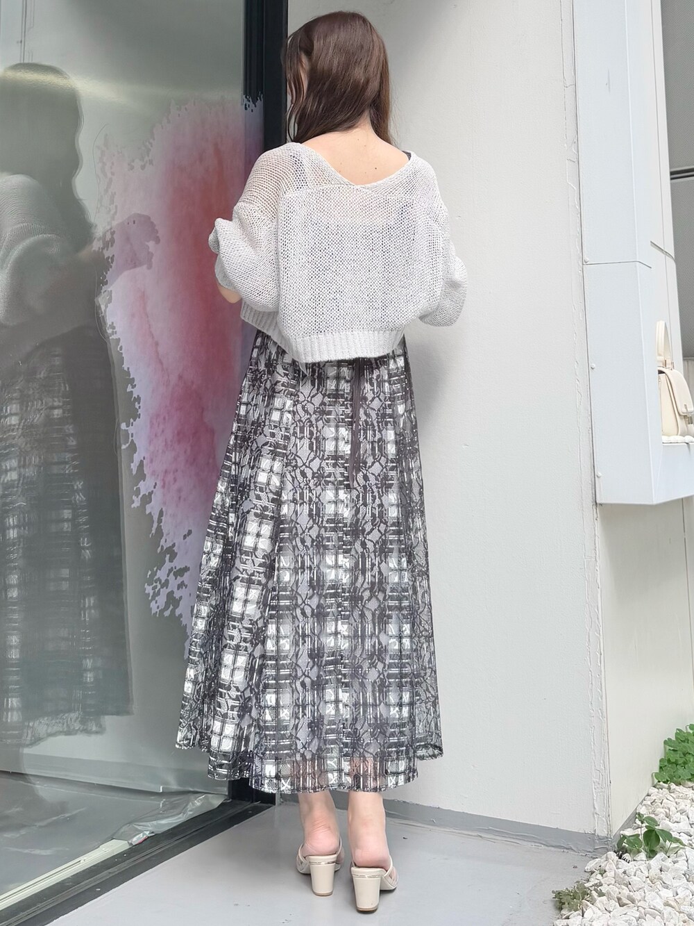 ブラック系のワンピース、グレー系のカーディガン/ボレロを着用したレディースの夏コーディネートの4枚目の写真