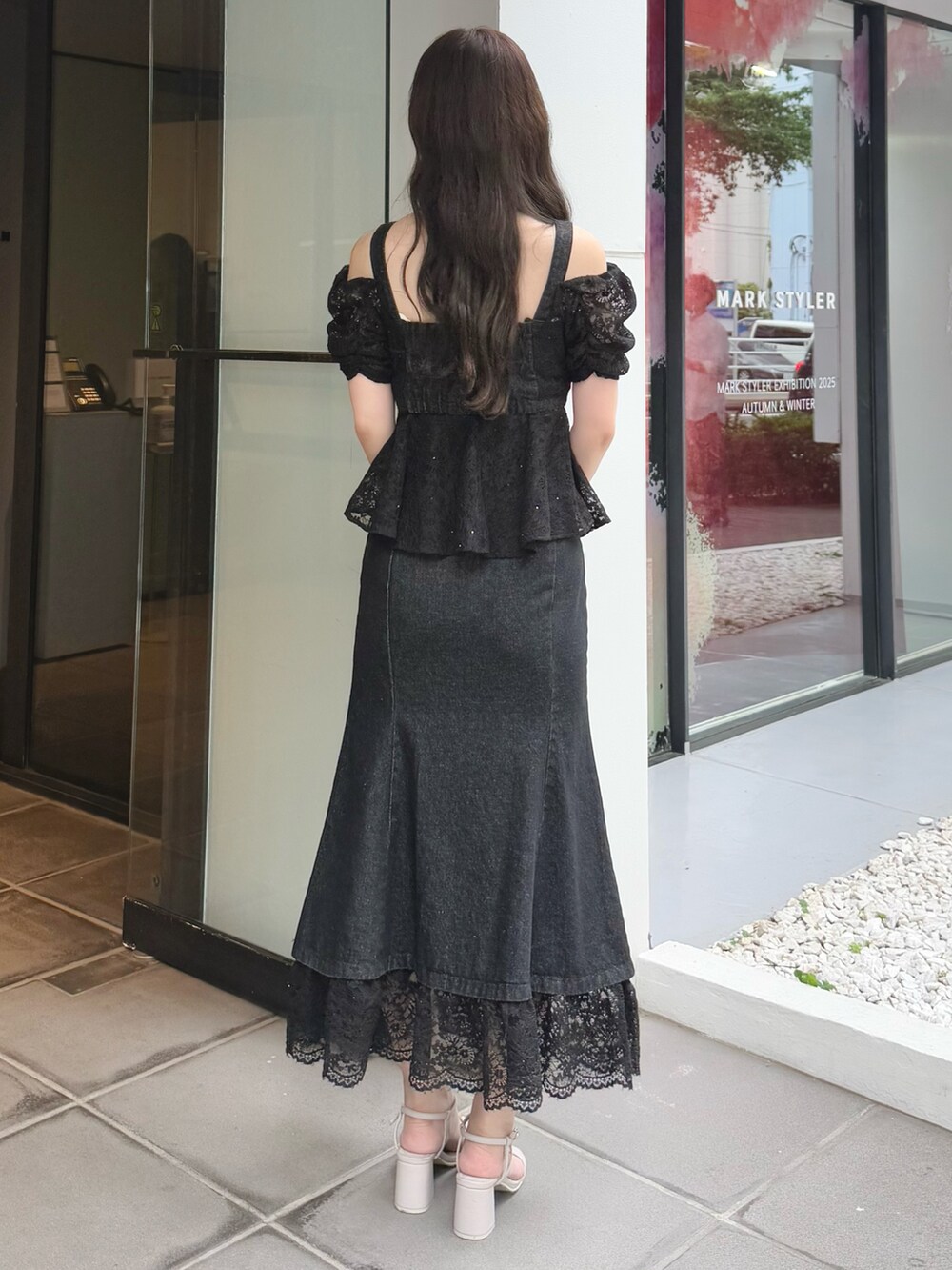 ブラック系のシャツ/ブラウス、ブラック系のスカート、ベージュ系のサンダルを着用したレディースの夏コーディネートの5枚目の写真