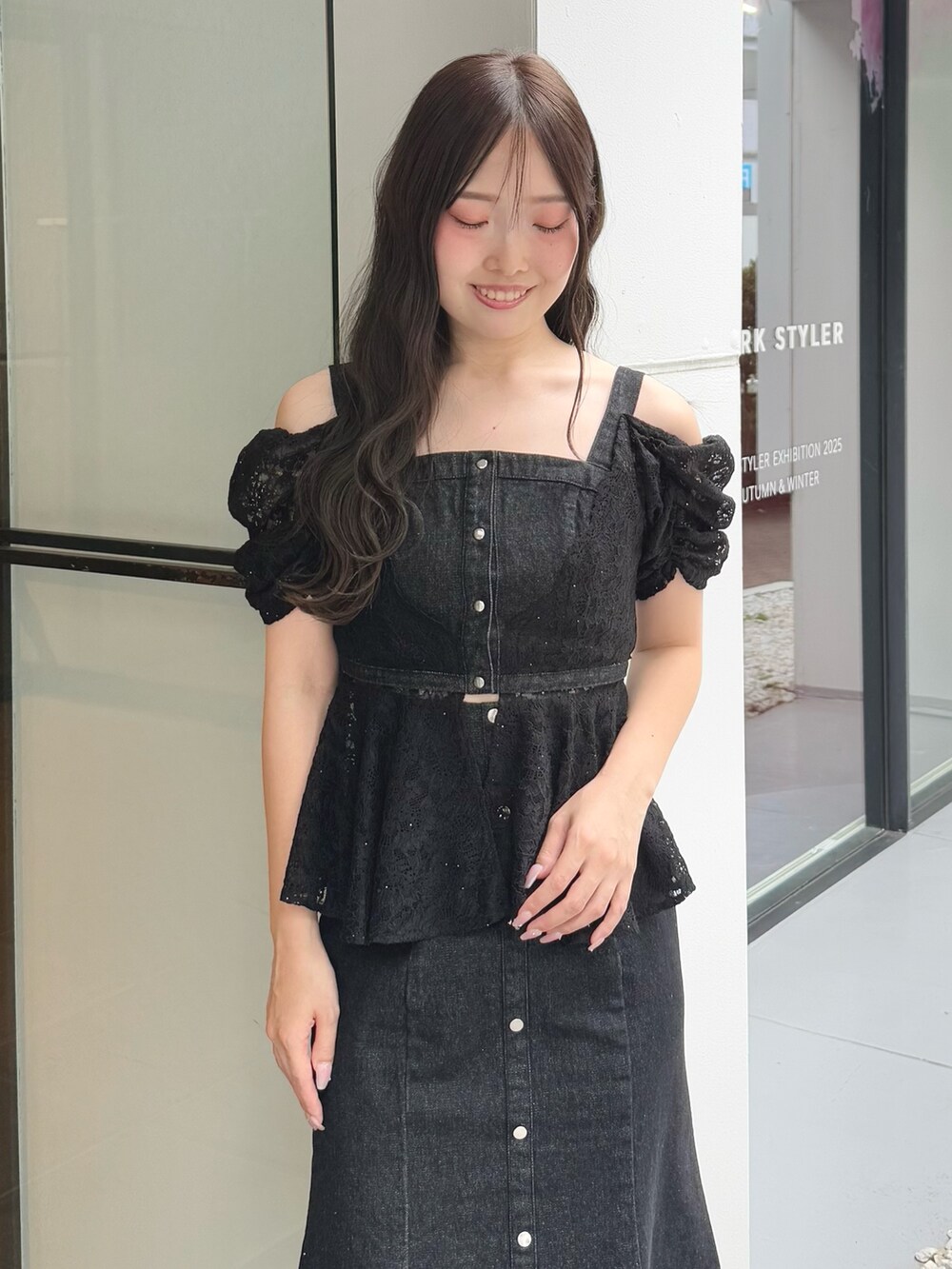 ブラック系のシャツ/ブラウス、ブラック系のスカート、ベージュ系のサンダルを着用したレディースの夏コーディネートの6枚目の写真