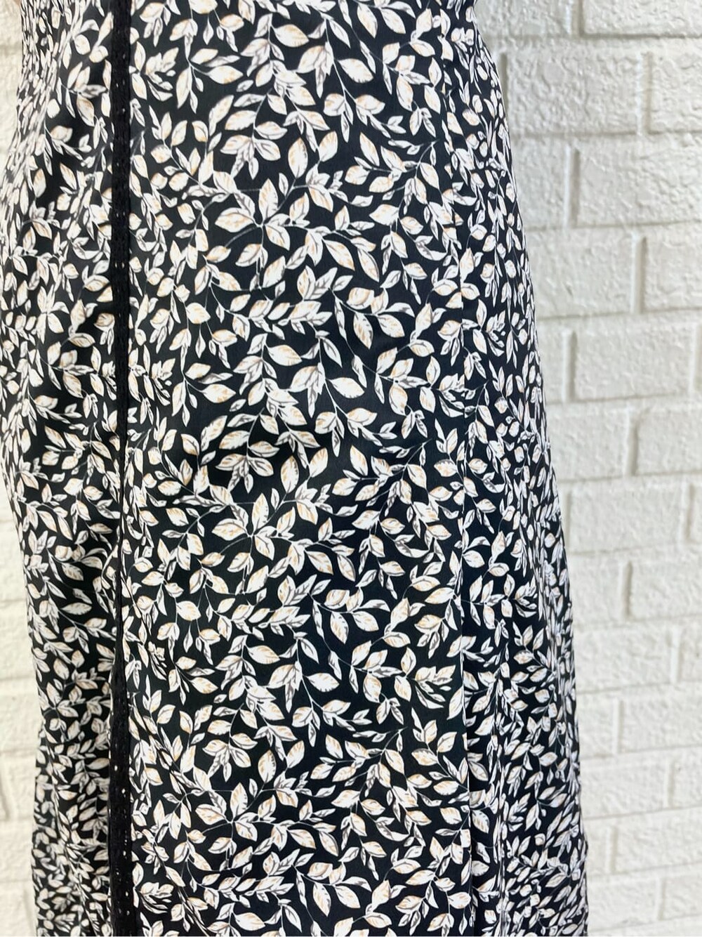 ブラック系のワンピース、ホワイト系のその他シューズを着用したレディースの夏コーディネートの6枚目の写真