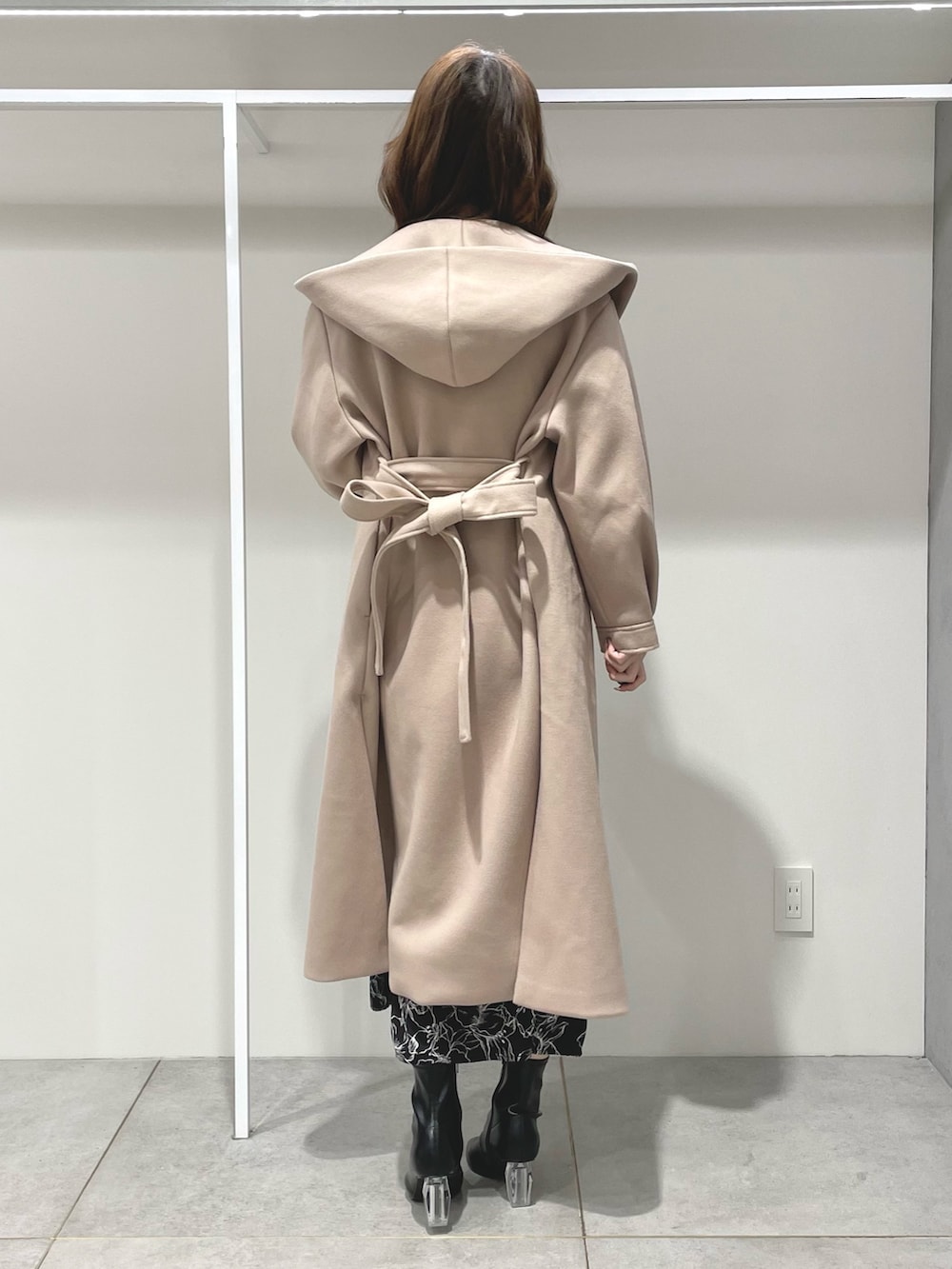 その他のワンピース、ベージュ系のチェスターコート、ブラック系のブーツを着用したレディースの冬コーディネートの3枚目の写真