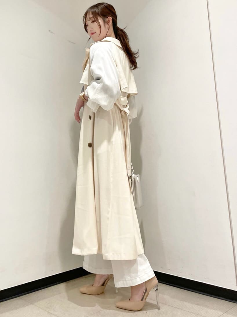 ホワイト系のその他アウター、パープル系のシャツ/ブラウス、ベージュ系のパンプスを着用したレディースの冬コーディネートの2枚目の写真