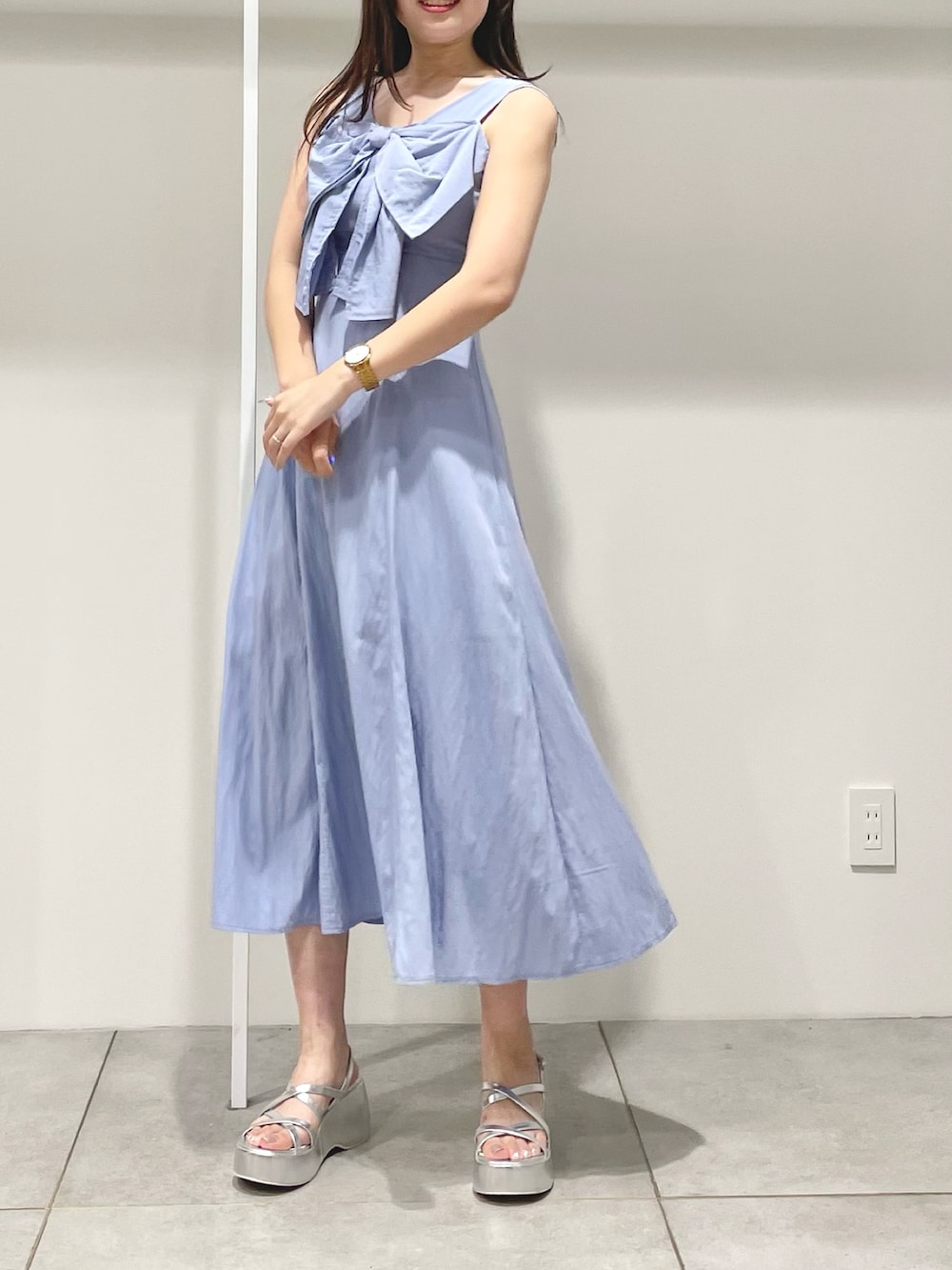 ブルー系のカーディガン/ボレロ、ブルー系のワンピース、シルバー系のサンダルを着用したレディースの夏コーディネートの7枚目の写真