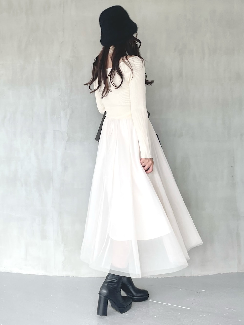 ブラック系のブーツ、ブラウン系のテーラードジャケット、ブラック系のハンドバッグを着用したレディースの秋コーディネートの3枚目の写真