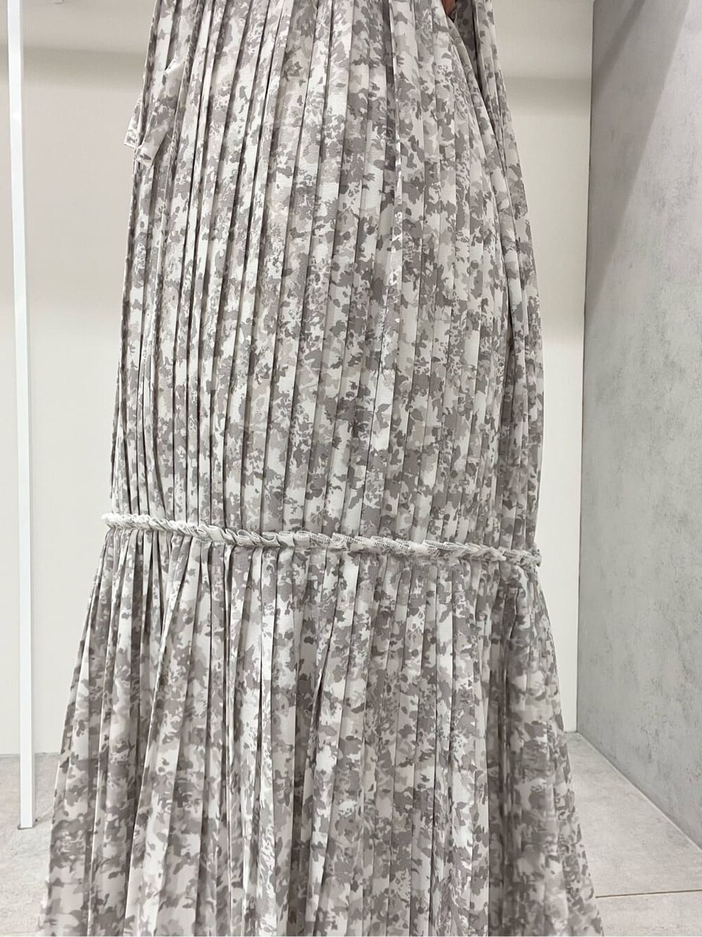 グリーン系のサンダル、グレー系のワンピース、シルバー系のイヤリングを着用したレディースの夏コーディネートの7枚目の写真