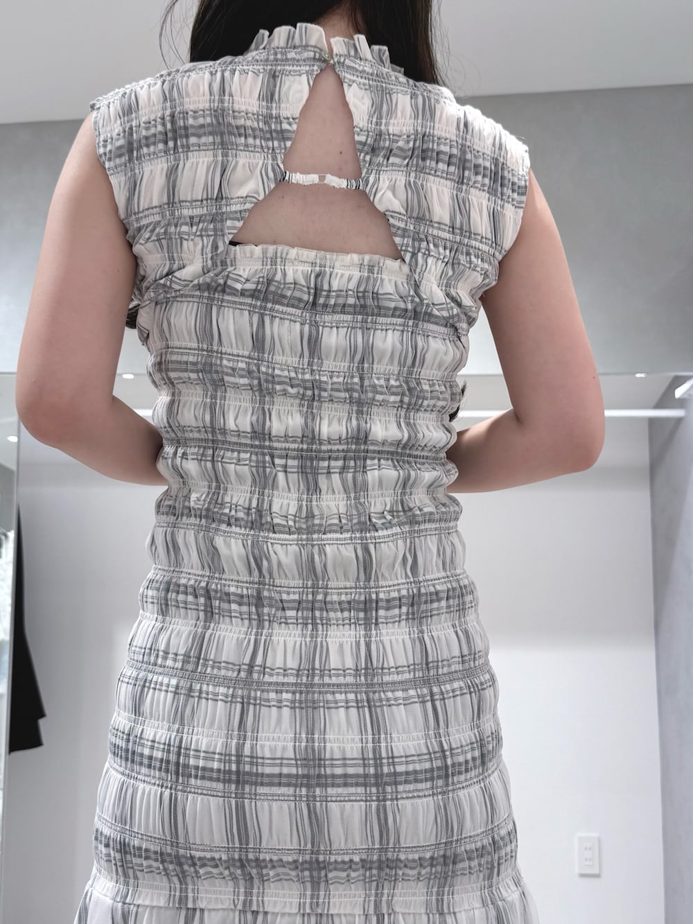 ホワイト系のワンピース、その他のサンダルを着用したレディースの夏コーディネートの7枚目の写真