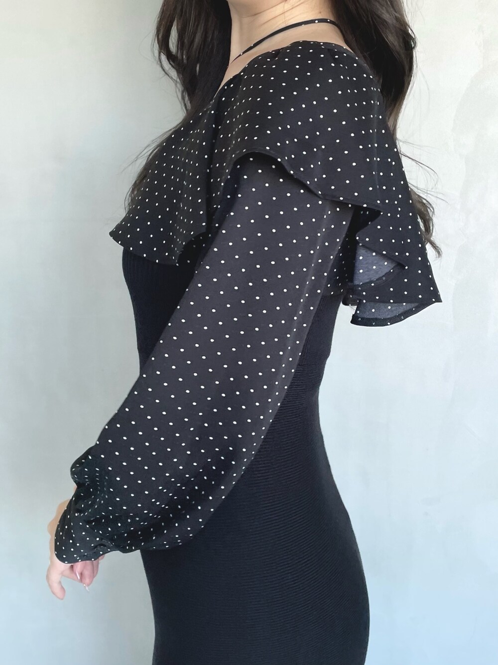 その他のワンピース、ブラック系のブーツを着用したレディースの秋コーディネートの5枚目の写真