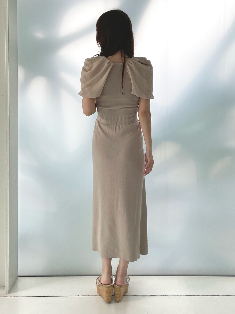 ベージュ系のワンピース、ブラウン系のサンダルを着用したレディースの春コーディネートの3枚目の写真