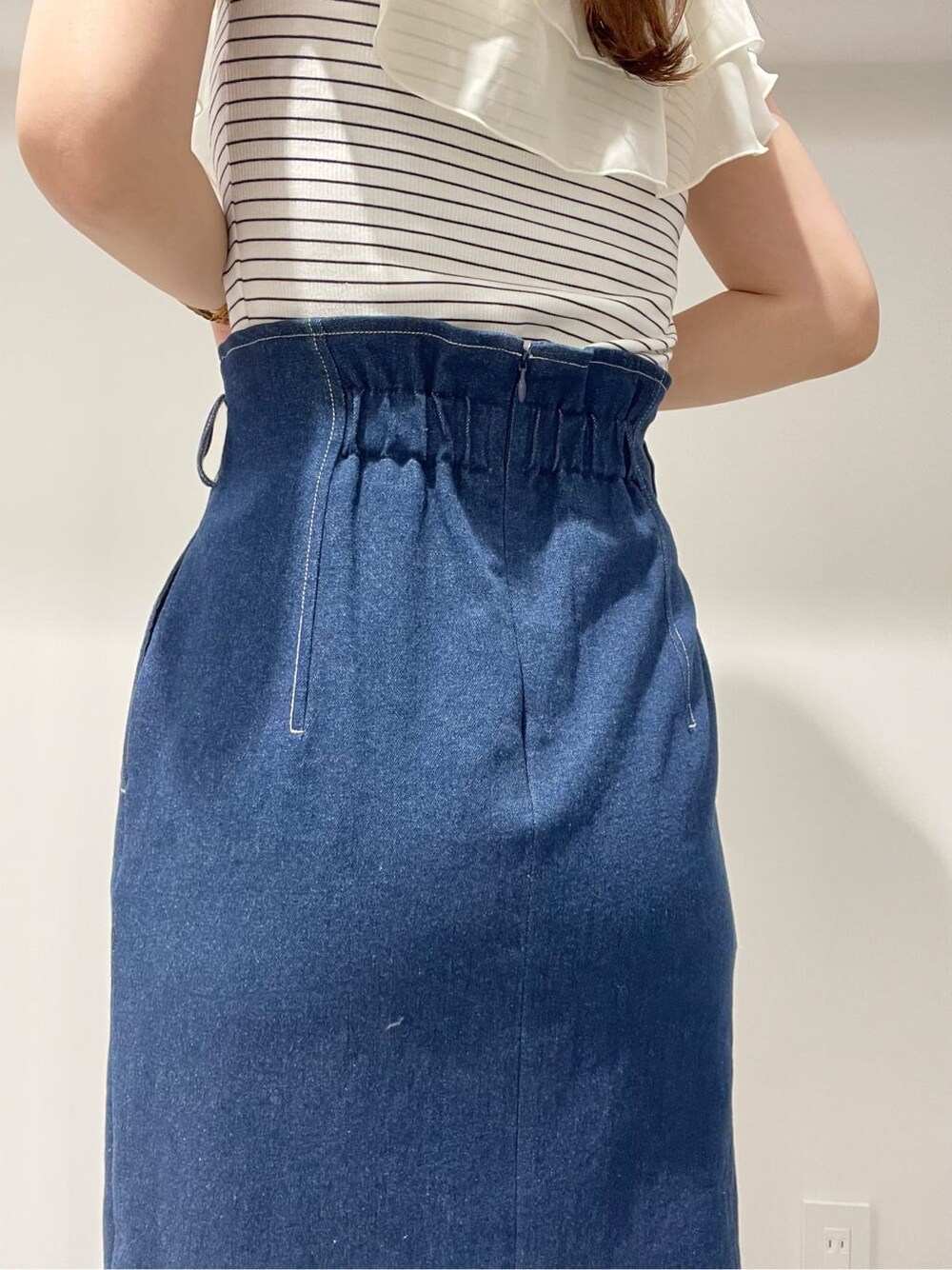 ブラック系のサンダル、ブラック系のトートバッグ、ブルー系のスカートを着用したレディースの夏コーディネートの8枚目の写真