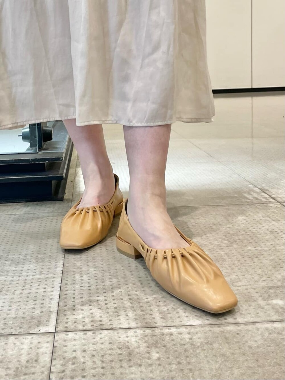 ブラウン系のパンプス、ブラウン系のワンピースを着用したレディースの春コーディネートの5枚目の写真