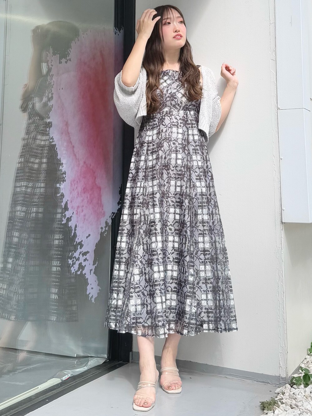 ブラック系のワンピース、グレー系のカーディガン/ボレロを着用したレディースの夏コーディネートの2枚目の写真